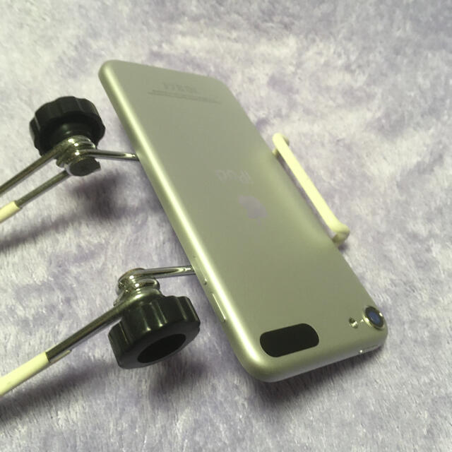 iPod touch(アイポッドタッチ)のiPod touch 第6世代シルバー（32GB）2送料無料 スマホ/家電/カメラのオーディオ機器(ポータブルプレーヤー)の商品写真