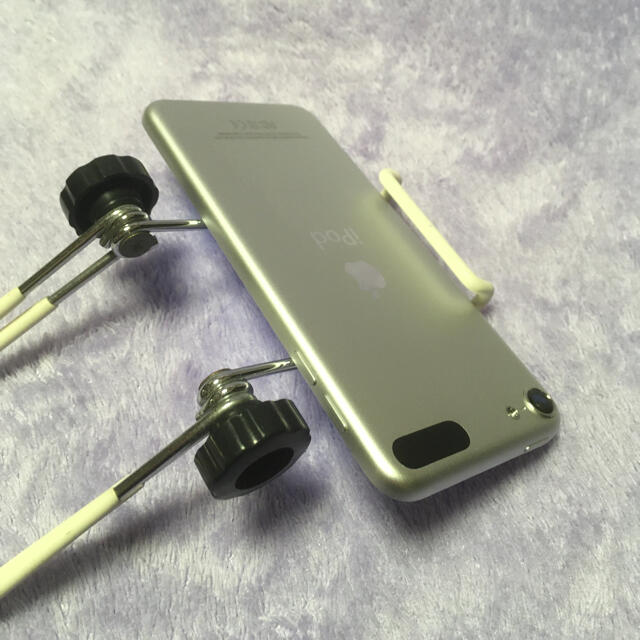 iPod touch(アイポッドタッチ)のiPod touch 第6世代シルバー（32GB）3送料無料 スマホ/家電/カメラのオーディオ機器(ポータブルプレーヤー)の商品写真