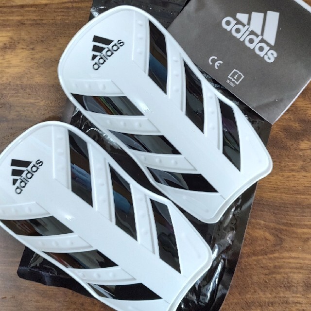 adidas(アディダス)のadidas シンガード L size スポーツ/アウトドアのサッカー/フットサル(その他)の商品写真