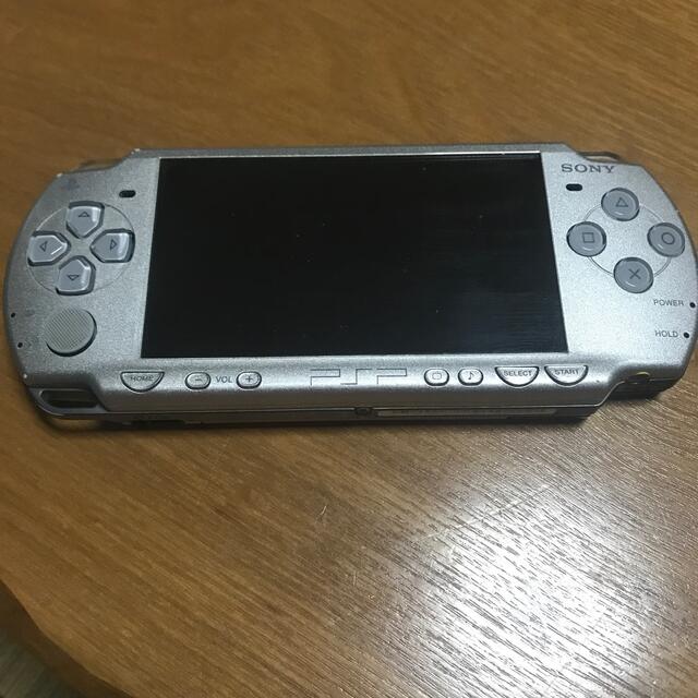 SONY(ソニー)のPSP シルバー  ジャンク エンタメ/ホビーのゲームソフト/ゲーム機本体(携帯用ゲーム機本体)の商品写真