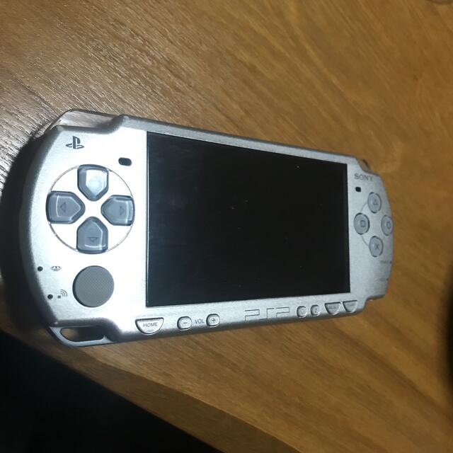 SONY(ソニー)のPSP シルバー  ジャンク エンタメ/ホビーのゲームソフト/ゲーム機本体(携帯用ゲーム機本体)の商品写真