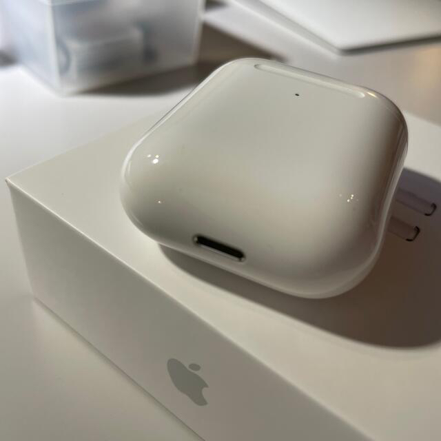 Apple(アップル)のApple AirPods with Wireless ChargingCase スマホ/家電/カメラのオーディオ機器(ヘッドフォン/イヤフォン)の商品写真