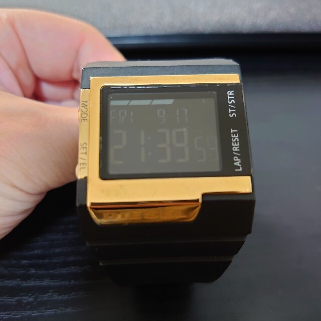 DIESEL(ディーゼル)のDZ7135 メンズの時計(腕時計(デジタル))の商品写真