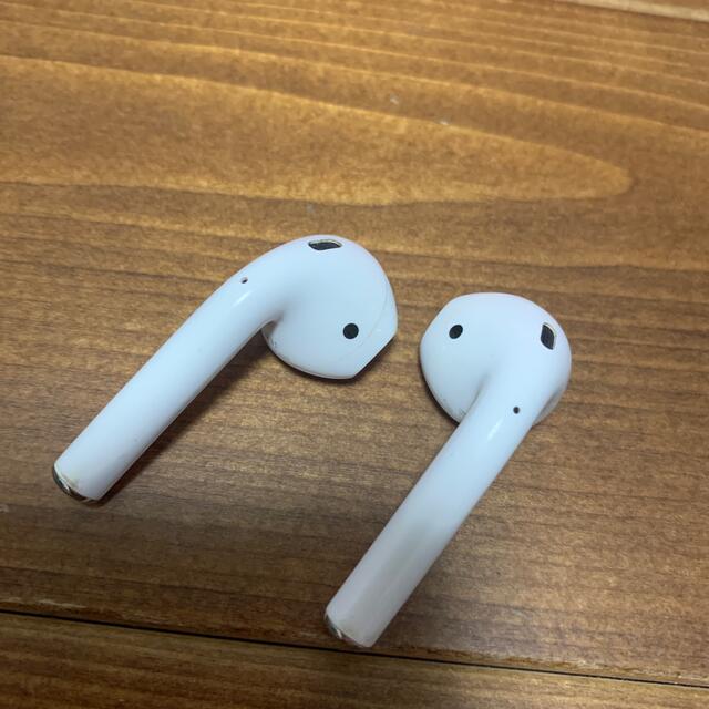 Apple(アップル)のAirPods イヤホン スマホ/家電/カメラのオーディオ機器(ヘッドフォン/イヤフォン)の商品写真