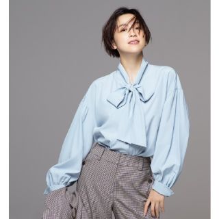 プラステ(PLST)の中村アン着用✨新品！♥️PLST♥️トリアセコットンボウタイブラウス。Ｓ。(シャツ/ブラウス(長袖/七分))