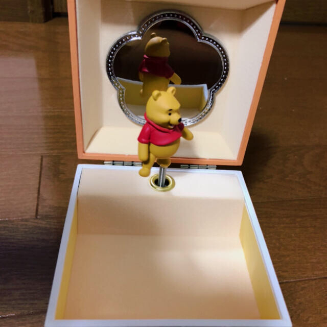 Disney(ディズニー)のプーさんのオルゴール付き小物入れ エンタメ/ホビーのおもちゃ/ぬいぐるみ(キャラクターグッズ)の商品写真