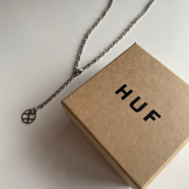 HUF(ハフ)のHUF CIRCLE H NECKLACE ネックレス シルバー  メンズのアクセサリー(ネックレス)の商品写真