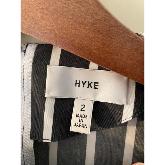 HYKE(ハイク)のHYKE ハイク グレーホワイト ストライプ ミニマルブラウス レディースのトップス(シャツ/ブラウス(長袖/七分))の商品写真