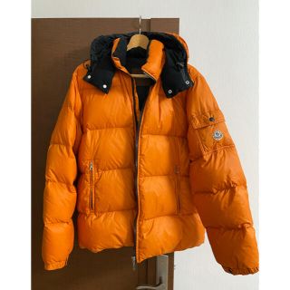 MONCLER(ダウンジャケット ・ オレンジ/橙色系)のフリマ MONCLER(ダウンジャケット ・ オレンジ/橙色系)のフリマ