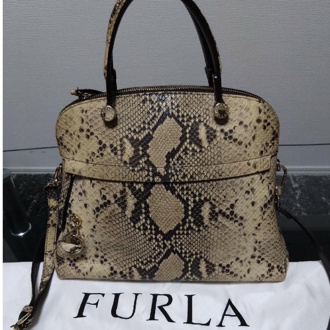 FURLA本革ハンドバッグ