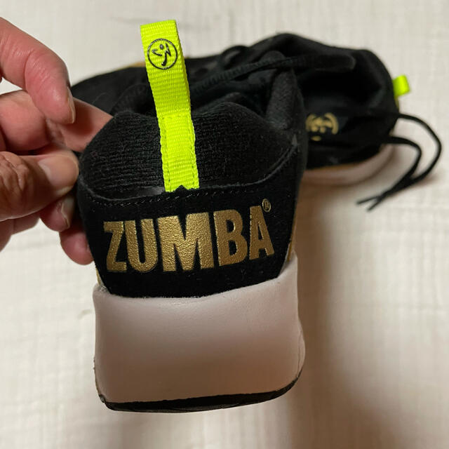 Zumba(ズンバ)のZUMBA®︎フィットネスシューズ　24.5㎝　ブラックにゴールド スポーツ/アウトドアのトレーニング/エクササイズ(トレーニング用品)の商品写真