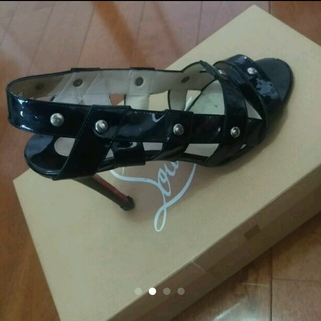 Christian Louboutin(クリスチャンルブタン)のクリスチャンルブタン黒エナメルパンプス レディースの靴/シューズ(ハイヒール/パンプス)の商品写真