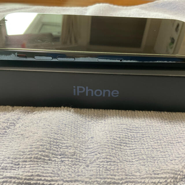 Apple(アップル)の【超美品】iPhone 12 Pro Max 256GB パシフィックブルー スマホ/家電/カメラのスマートフォン/携帯電話(スマートフォン本体)の商品写真