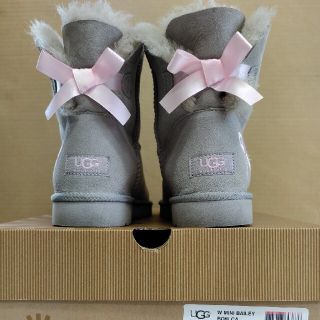 アグ(UGG)の【UGG】ムートンブーツ（ ピンクリボン限定品）(ブーツ)