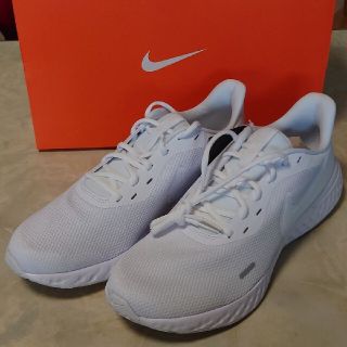 ナイキ(NIKE)のナイキNIKEレボリューション5 白29.5☆ランニングシューズスニーカー通学(スニーカー)