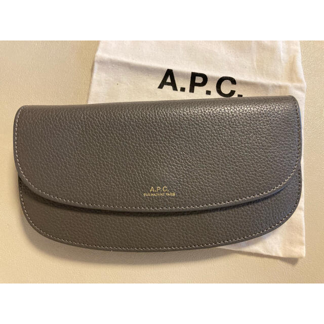 A.P.C(アーペーセー)のA.P.Cハーフムーンウォレット☆アーペーセー財布グレー レディースのファッション小物(財布)の商品写真