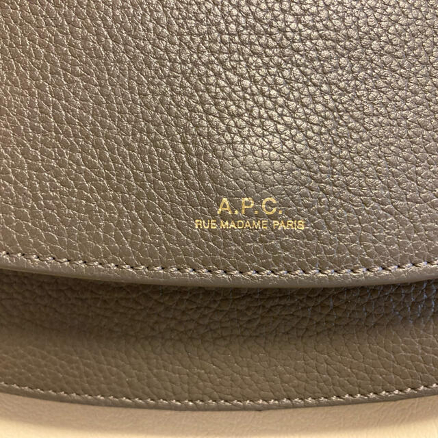 A.P.C(アーペーセー)のA.P.Cハーフムーンウォレット☆アーペーセー財布グレー レディースのファッション小物(財布)の商品写真