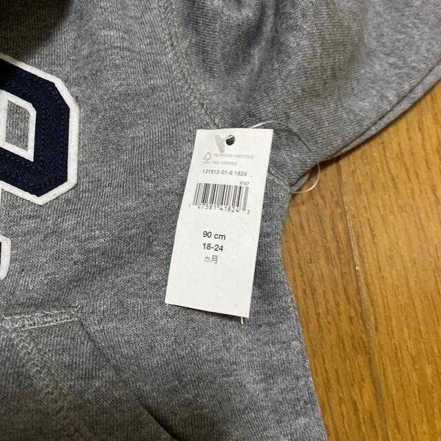 babyGAP(ベビーギャップ)の新品未使用☆GAPグレーのジップパーカー90 キッズ/ベビー/マタニティのキッズ服男の子用(90cm~)(ジャケット/上着)の商品写真