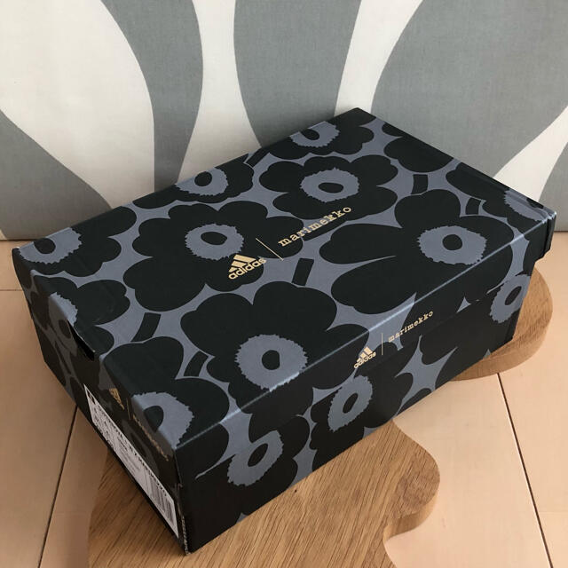 marimekko(マリメッコ)の新品 アディダス マリメッコ コラボ スニーカー ウニッコ 23cm レディースの靴/シューズ(スニーカー)の商品写真