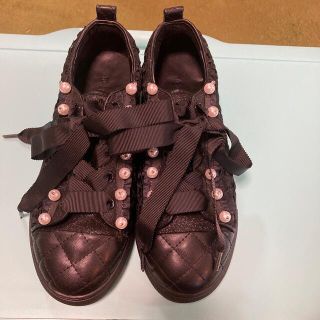 トゥービーシック(TO BE CHIC)のTO BE CHICパールスニーカー　ブラック(スニーカー)