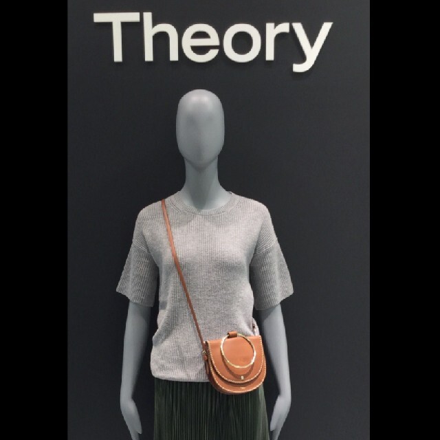 theory(セオリー)のTheoryセオリーなめらかフレアーニットベージュS レディースのトップス(ニット/セーター)の商品写真