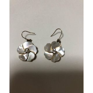 フラワーピアス　ハワイにて購入(ピアス)