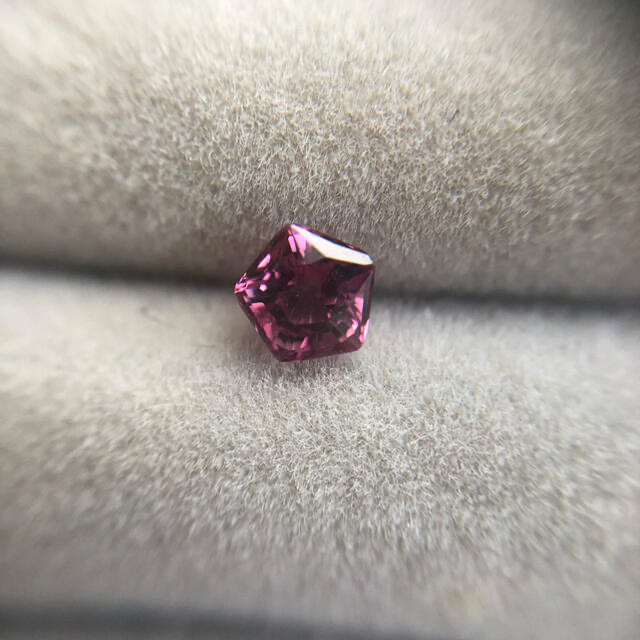 ロードライトガーネット ペンタゴンカット 0.4ct ハンドメイドの素材/材料(各種パーツ)の商品写真