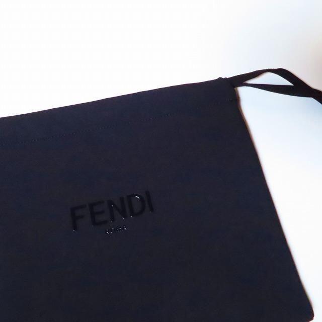 FENDI(フェンディ)の新品FENDIロゴ入り大きめポーチ黒色ブラックモノトーンナイロン レディースのバッグ(クラッチバッグ)の商品写真