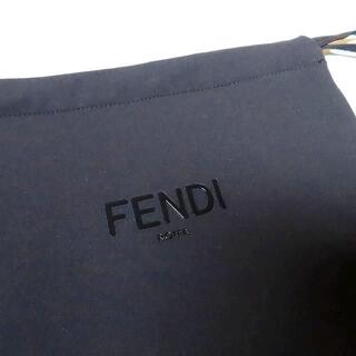 フェンディ(FENDI)の新品FENDIロゴ入り大きめポーチ黒色ブラックモノトーンナイロン(クラッチバッグ)