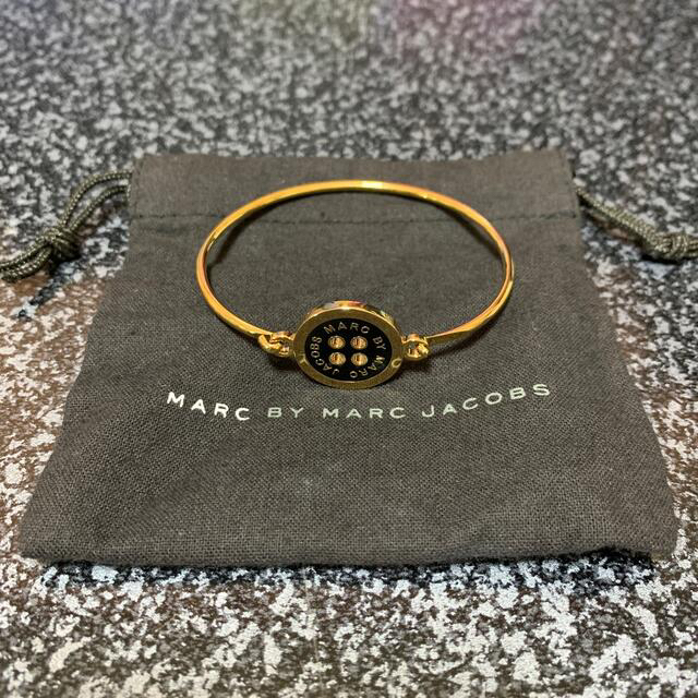 MARC BY MARC JACOBS(マークバイマークジェイコブス)の　【美品】 MARC BY MARC JACOBS  バングル　ゴールド レディースのアクセサリー(ブレスレット/バングル)の商品写真