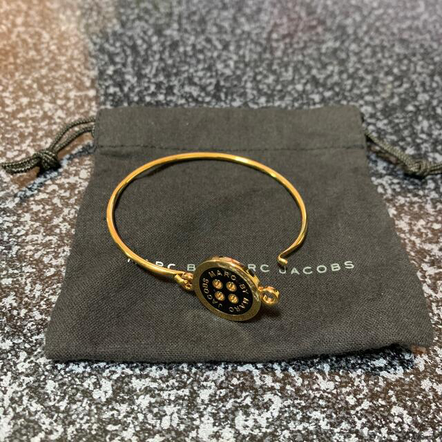 MARC BY MARC JACOBS(マークバイマークジェイコブス)の　【美品】 MARC BY MARC JACOBS  バングル　ゴールド レディースのアクセサリー(ブレスレット/バングル)の商品写真