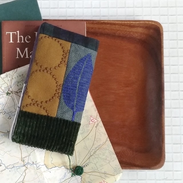 mina perhonen(ミナペルホネン)のほぼ日weeks　深い緑の森でヒソヒソ話のコギツネたちの手帳カバー　 ハンドメイドの文具/ステーショナリー(ブックカバー)の商品写真