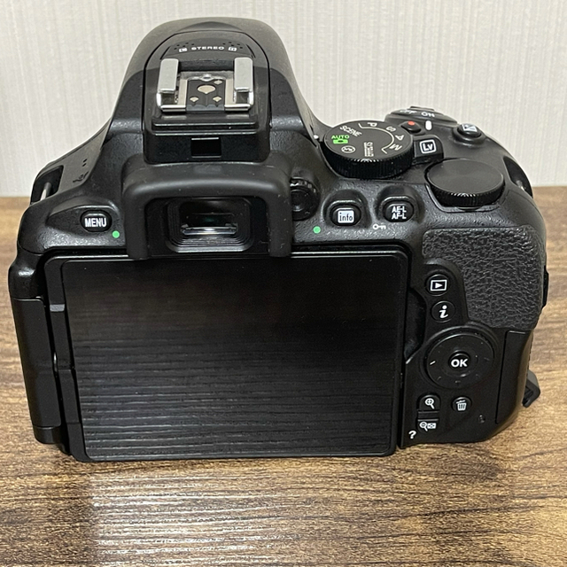 Nikon(ニコン)の★期間限定セール★ 新品　Nikon D5600 タフルスームキット スマホ/家電/カメラのカメラ(デジタル一眼)の商品写真