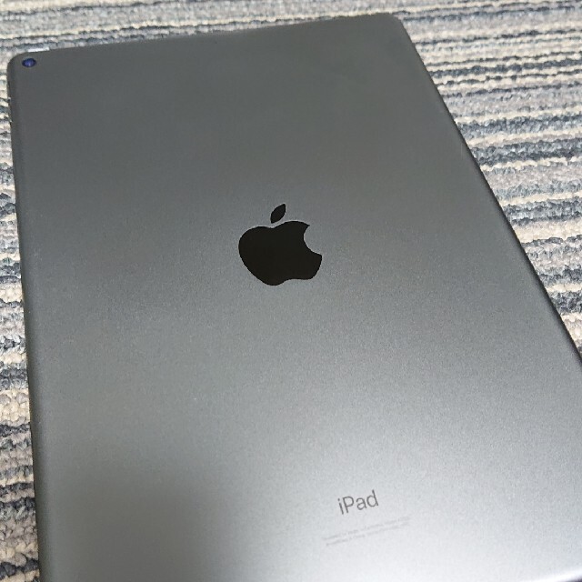 iPad(アイパッド)のiPad air 3 64GB WiFiモデル 本体 非純正 充電ケーブル付き スマホ/家電/カメラのPC/タブレット(タブレット)の商品写真