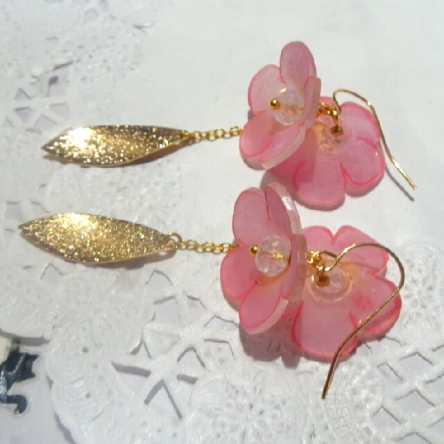 ハンドメイドピアス/イヤリング　ももいろの花 ハンドメイドのアクセサリー(ピアス)の商品写真