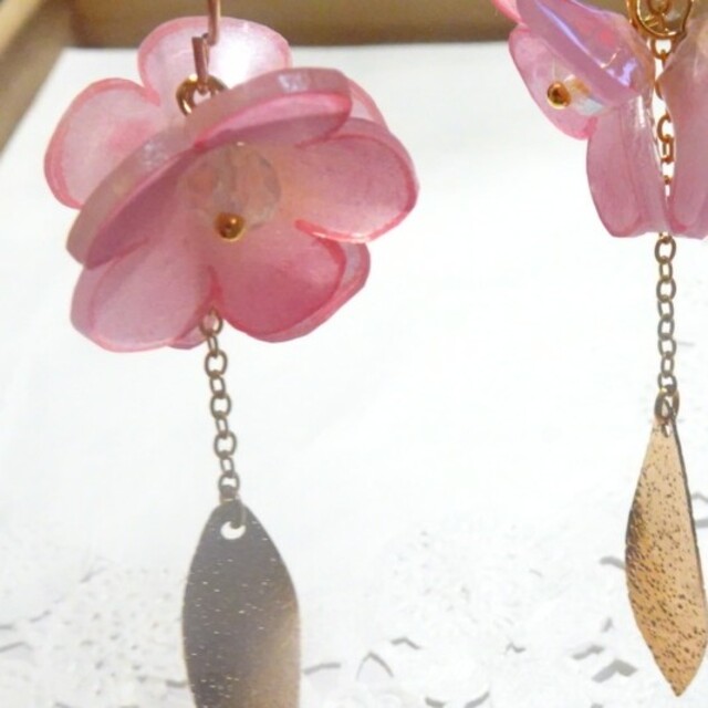 ハンドメイドピアス/イヤリング　ももいろの花 ハンドメイドのアクセサリー(ピアス)の商品写真