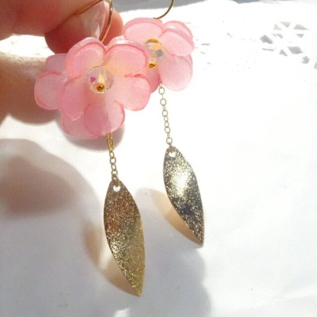 ハンドメイドピアス/イヤリング　ももいろの花 ハンドメイドのアクセサリー(ピアス)の商品写真