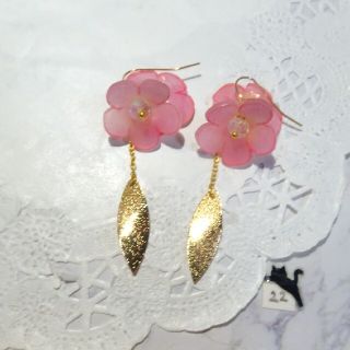 ハンドメイドピアス/イヤリング　ももいろの花(ピアス)