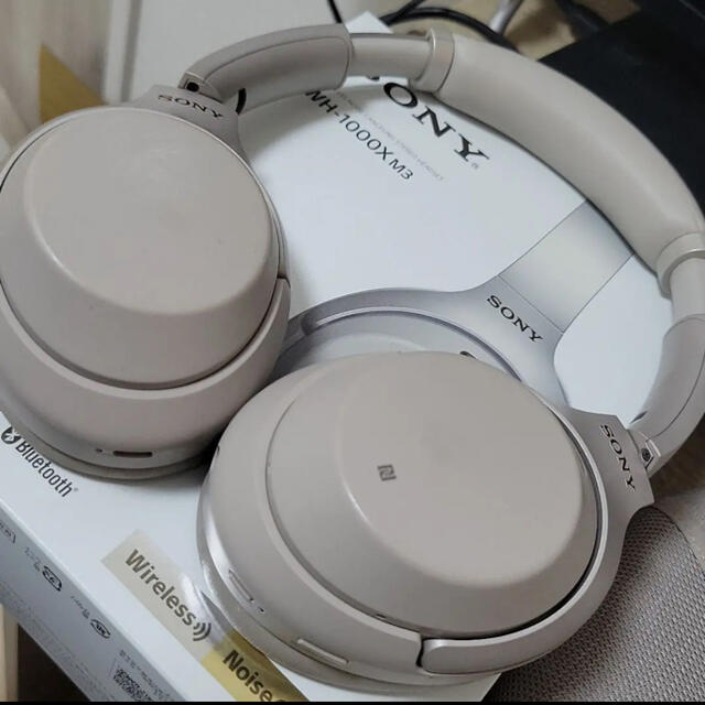 SONY(ソニー)のWH-1000XM3 シルバー スマホ/家電/カメラのオーディオ機器(ヘッドフォン/イヤフォン)の商品写真