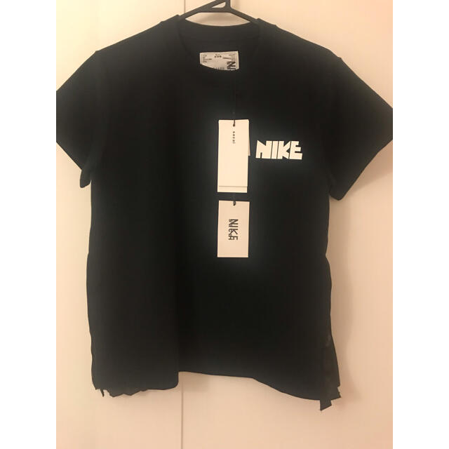 sacai(サカイ)の【新品】NIKE sacai Tシャツ レディースのトップス(Tシャツ(半袖/袖なし))の商品写真