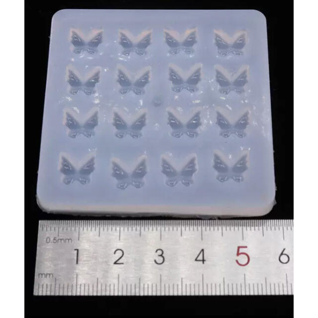 シリコンモールド 蝶々１６連  ハンドメイドの素材/材料(各種パーツ)の商品写真