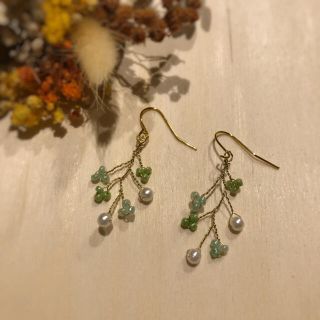 ファーファー(fur fur)の1点もの✴︎小枝ピアス　グリーン小花✴︎(ピアス)