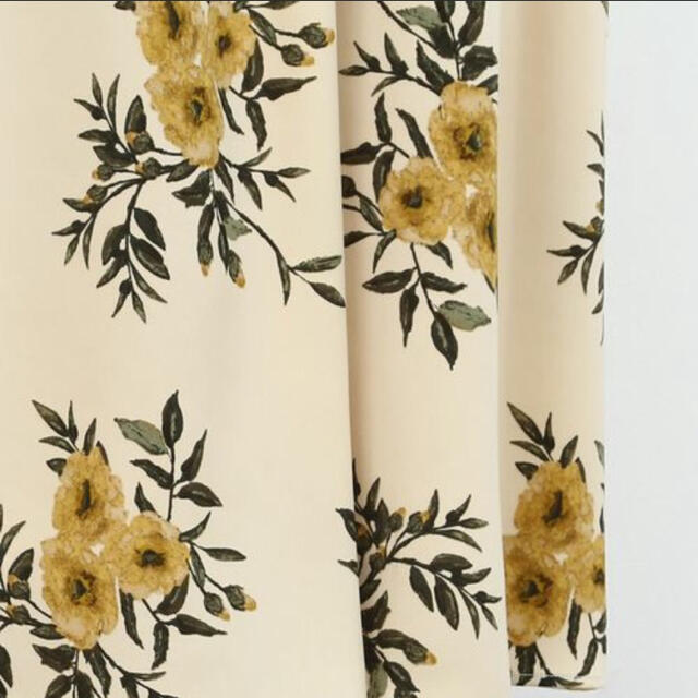 Rope' Picnic(ロペピクニック)のロペピクニック　黄色の花柄ミモレスカート レディースのスカート(ロングスカート)の商品写真