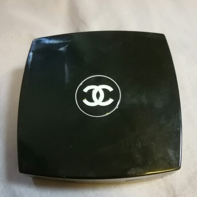 CHANEL(シャネル)のCHANEL　シャネル　パレット　エサンシエル コスメ/美容のベースメイク/化粧品(コンシーラー)の商品写真