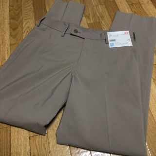 ユニクロ(UNIQLO)のUNIQLO 感動パンツ 新品未使用 ベージュ 73×76(スラックス)