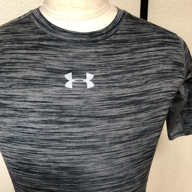 UNDER ARMOUR(アンダーアーマー)のアンダーアーマー  トレーニングTシャツピッタリフィット未使用に近い スポーツ/アウトドアのランニング(ウェア)の商品写真