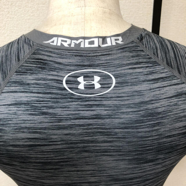 UNDER ARMOUR(アンダーアーマー)のアンダーアーマー  トレーニングTシャツピッタリフィット未使用に近い スポーツ/アウトドアのランニング(ウェア)の商品写真