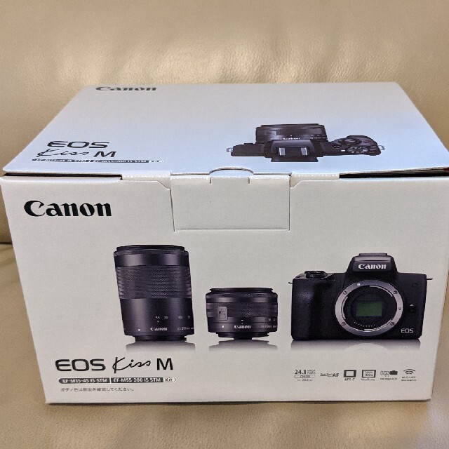 Canon(キヤノン)のCanon EOS KISS M ダブルズームキット ホワイト スマホ/家電/カメラのカメラ(ミラーレス一眼)の商品写真