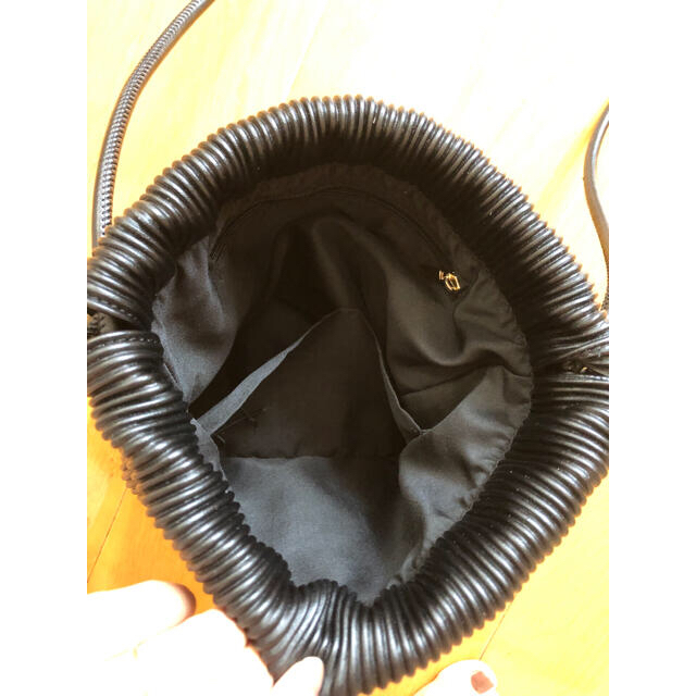 しまむら(シマムラ)の【サクラLOVE様専用】黒 プリーツバッグ タッセル付き レディースのバッグ(ショルダーバッグ)の商品写真