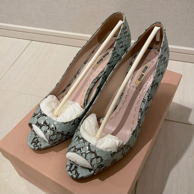 miumiu(ミュウミュウ)のmiumiu オープントゥパンプス レディースの靴/シューズ(ハイヒール/パンプス)の商品写真